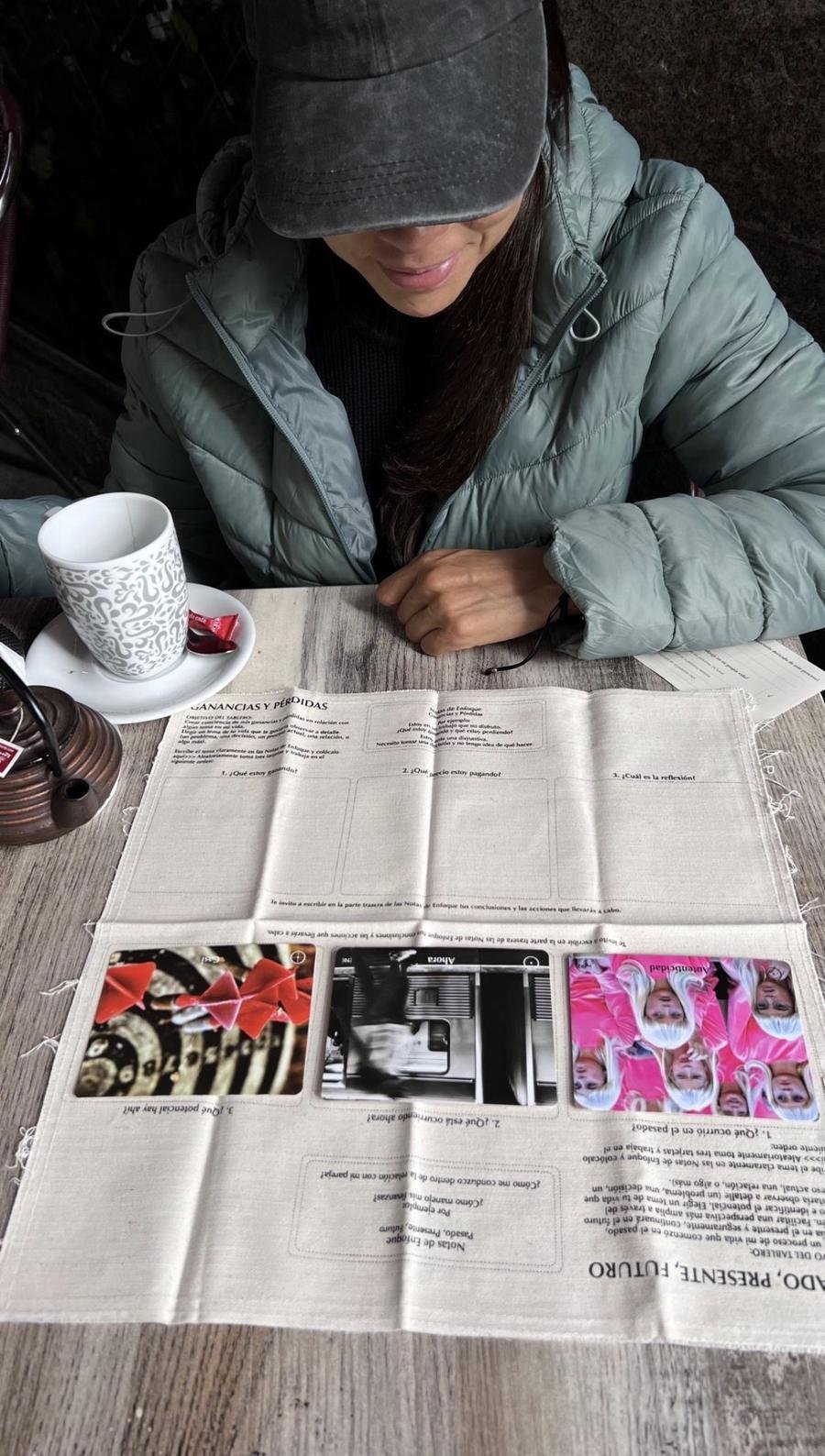 Yugliss trabajando con las cartas y el tablero de la herramienta Point of You.
